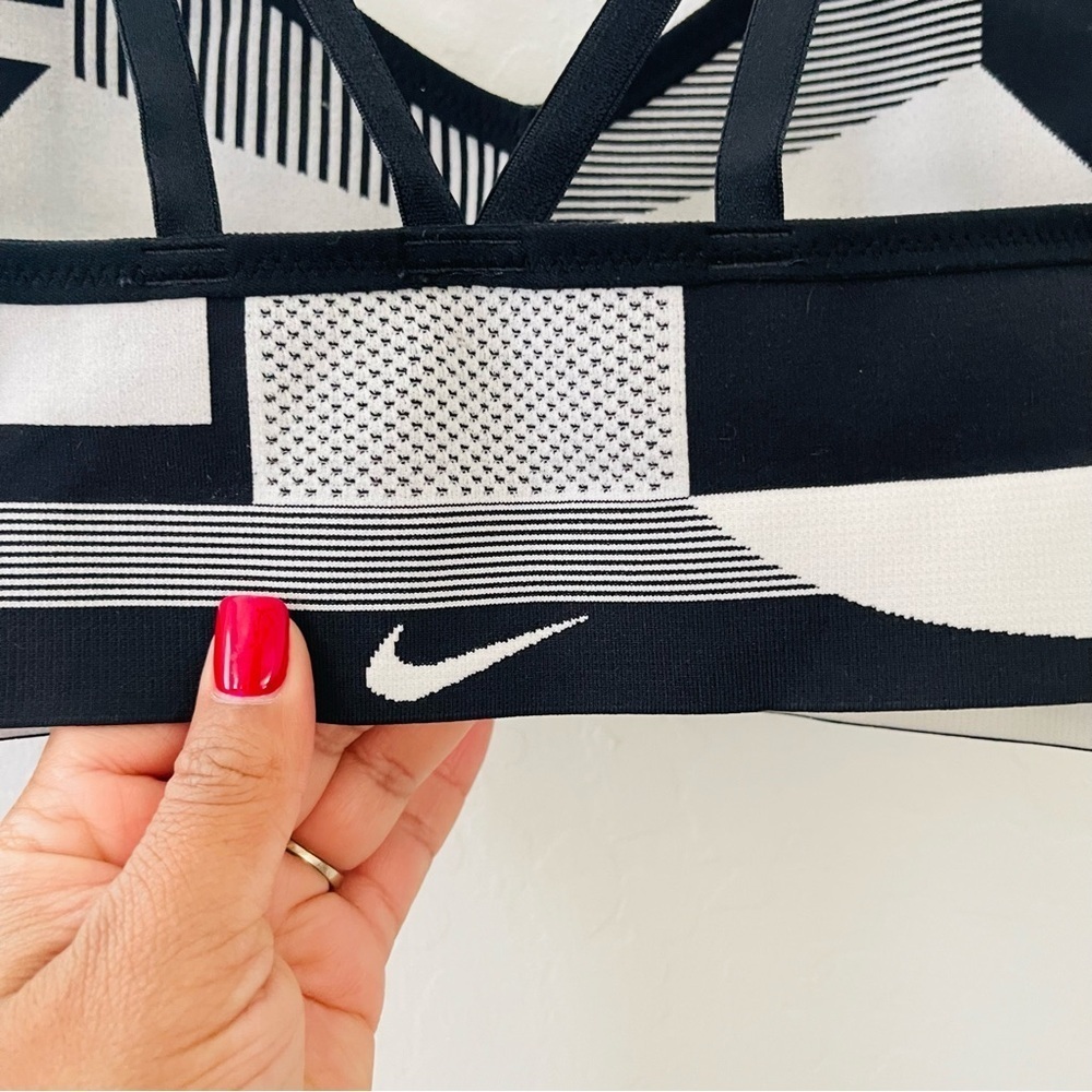 Nike |Women’s Nike Monochrome Sports Bra - Picture 3 of 4
